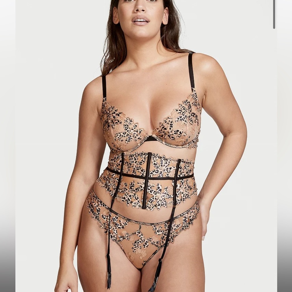 ✨ $10 NWT Victoria’s secret Floral Embroidered Waist Cincher